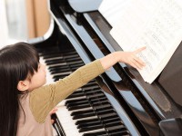 深圳眼镜定配工培训儿童过早学钢琴容易患近视