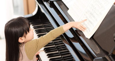 深圳眼镜定配工培训儿童过早学钢琴容易患近视