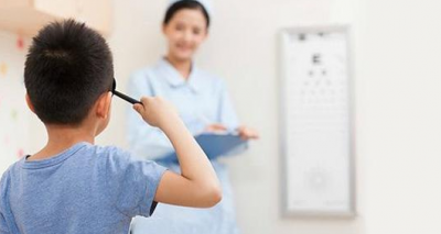 深圳验光配镜培训患有斜视或弱视的儿童，该如何验光配镜？