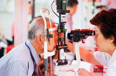 验光师培训讨论：近视患者就一定不会得“老花眼”？