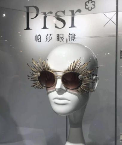 200万元的眼镜你见过吗？今年上海眼镜展这副亮了，挑战吉尼斯世界纪录