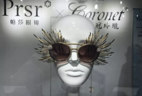 200万元的眼镜你见过吗？今年上海眼镜展这副亮了，挑战吉尼斯世界纪录