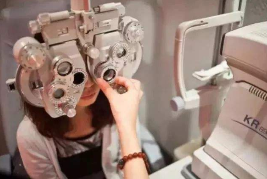 眼镜店和正规眼科医院验光配镜有什么区别？