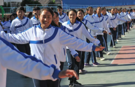 健康中国行动出台，高度重视孩子眼健康，严禁手机等产品进入中小学课堂