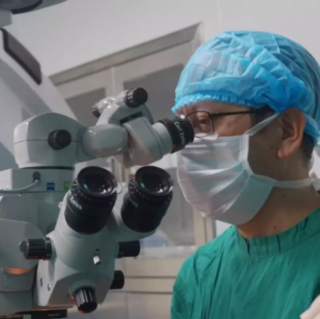 飞秒白内障联合眼底手术，爱尔李文生教授让患者摆脱3000度近视困扰