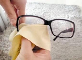 验光师告诉你眼镜布竟然不是用来擦眼镜的？